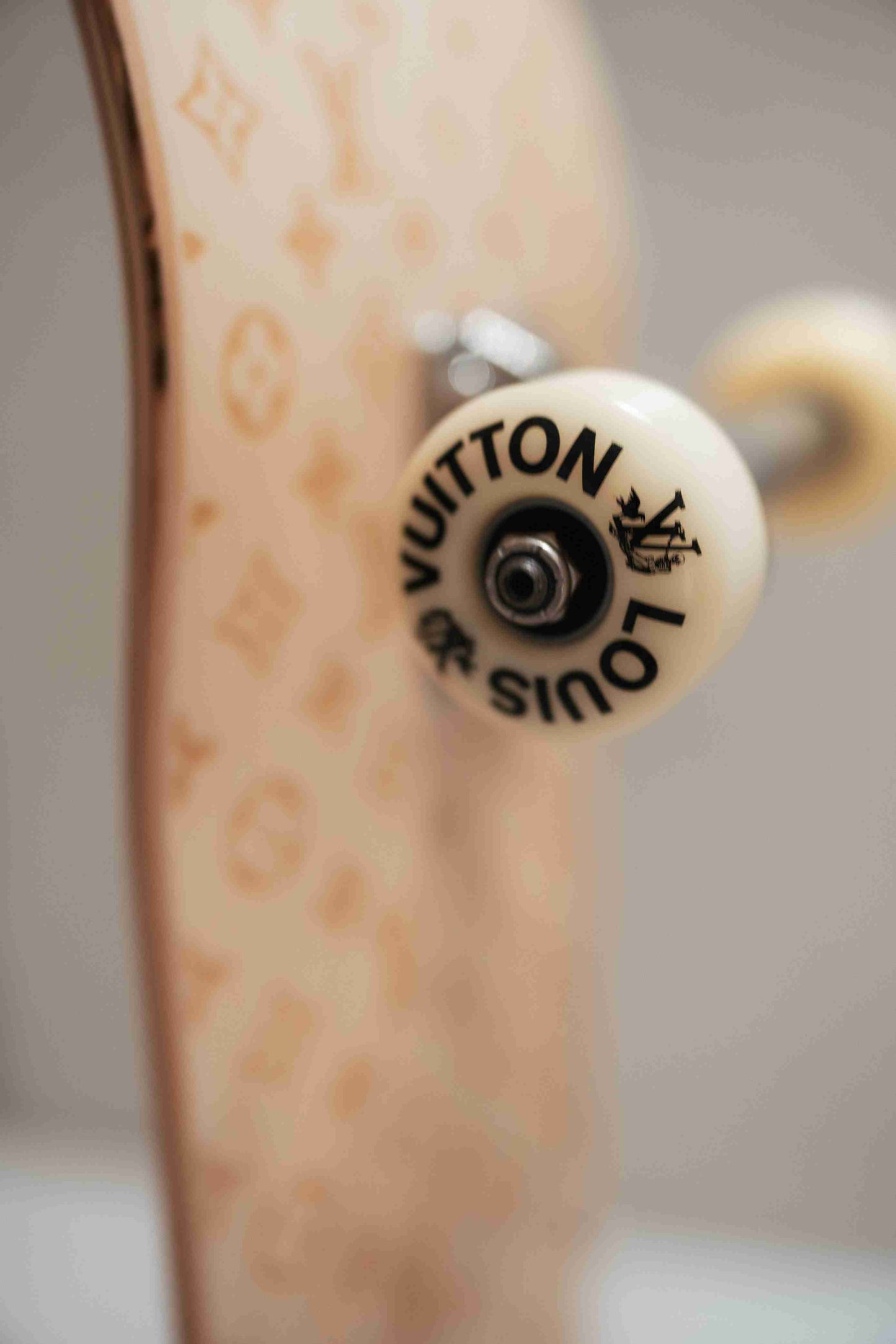 " LOUIS VUITTON " SKATEBOARD